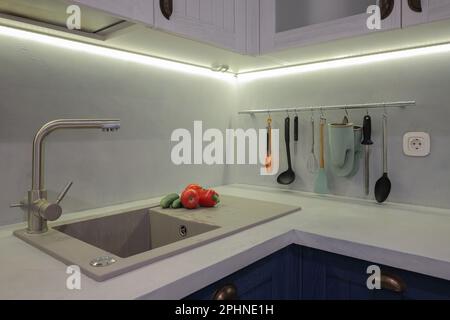 Wasserhahn und Granitwaschbecken in der modernen Küche Stockfoto