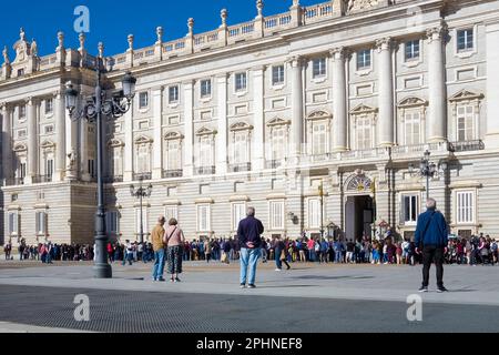 Eine große Gruppe von Menschen und Touristen beobachtet den Wachwechsel vor dem Königspalast in Madrid Spanien. Stockfoto