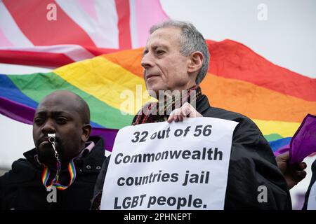 London, Großbritannien. 13. März 2023. Aktivist Peter Tatchell hält während des Commonwealth Day Service vor Westminster Abbey an einer LGTB+-Demo zu Rechten Teil. Stockfoto