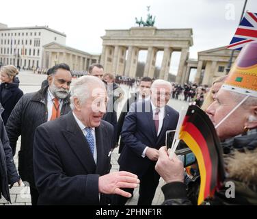 Berlin, Deutschland. 29. März 2023. König Karl III. Von Großbritannien (Front l) begrüßt Fans am Brandenburger Tor neben dem deutschen Präsidenten Frank-Walter Steinmeier. Vor seiner Krönung im Mai 2023 werden der britische König und seine königliche Frau Deutschland für drei Tage besuchen. Kredit: Kay Nietfeld/dpa/Alamy Live News Stockfoto