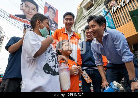 Bangkok, Bangkok, Thailand. 29. März 2023. Vorwärts Parteiführer Pita Limjaroenrat (rechts) und lokaler Repräsentantenkandidat Chalermchai Kulalert (Mitte) suchen nach Stimmen auf einem Markt im Bezirk Lat Prao der thailändischen Hauptstadt Bangkok. Die für den 14. Mai 2023 anstehenden Wahlen in Thailand werden die ersten Parlamentswahlen seit 2019 sein. (Kreditbild: © Adryel Talamantes/ZUMA Press Wire) NUR REDAKTIONELLE VERWENDUNG! Nicht für den kommerziellen GEBRAUCH! Stockfoto