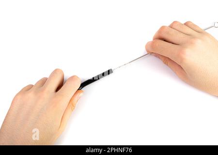 „Hands Clean Glass Cocktail Tube“ mit Metallbürste, „Glass Drink Straws Cleaning“, „Zero Waste Pipe“ auf weißem Hintergrund Stockfoto