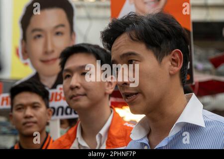 Bangkok, Bangkok, Thailand. 29. März 2023. Vorwärts Parteiführer Pita Limjaroenrat (rechts) und lokaler Repräsentantenkandidat Chalermchai Kulalert (Zentrum) suchen auf einem Markt im Bezirk Lat Prao der thailändischen Hauptstadt Bangkok nach Stimmen. Die für den 14. Mai 2023 anstehenden Wahlen in Thailand werden die ersten Parlamentswahlen seit 2019 sein. (Kreditbild: © Adryel Talamantes/ZUMA Press Wire) NUR REDAKTIONELLE VERWENDUNG! Nicht für den kommerziellen GEBRAUCH! Stockfoto