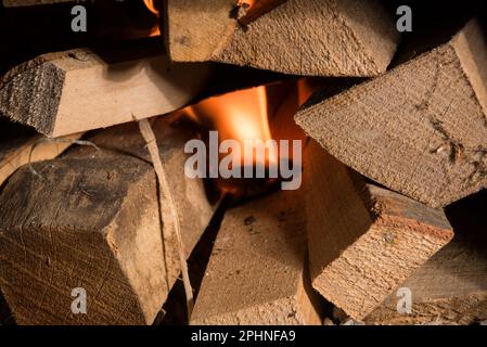 la legna che arde in una stufa in montagna Stockfoto