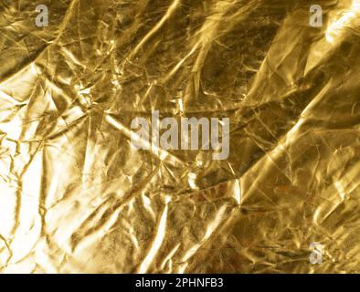 Texturhintergrund aus zerknittertem Gold, Bronzemuster, edles gelbes Modell mit Metallic-Effekt und Kopierbereich Stockfoto