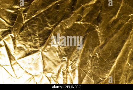 Texturhintergrund aus zerknittertem Gold, Bronzemuster, edles gelbes Modell mit Metallic-Effekt und Kopierbereich Stockfoto