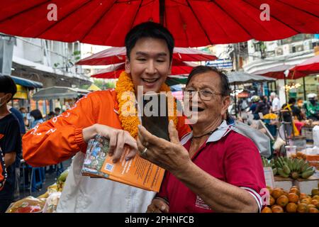 Bangkok, Bangkok, Thailand. 29. März 2023. Move Forward Party lokaler Repräsentant Chalermchai Kulalert macht ein Foto mit einem Unterstützer, während er auf einem Markt im Bezirk Lat Prao der thailändischen Hauptstadt Bangkok nach Stimmen sucht. Die für den 14. Mai 2023 anstehenden Wahlen in Thailand werden die ersten Parlamentswahlen seit 2019 sein. (Kreditbild: © Adryel Talamantes/ZUMA Press Wire) NUR REDAKTIONELLE VERWENDUNG! Nicht für den kommerziellen GEBRAUCH! Stockfoto