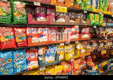 Verschiedene Chips/Kartoffelchips in einem Supermarktregal in Norwich Norfolk England Stockfoto