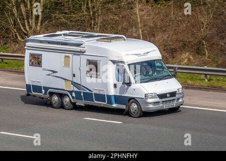 2004 HOBBY 700 Fiat Camper, Wohnmobil mit 4 Schlafplätzen, 2800 ccm zweiachsiger Diesel-Wohnmobil; Fahrt auf der Autobahn M6 im Großraum Manchester, Großbritannien Stockfoto