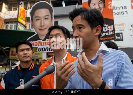 Bangkok, Bangkok, Thailand. 29. März 2023. Vorwärts Parteiführer Pita Limjaroenrat (rechts) und lokaler Repräsentantenkandidat Chalermchai Kulalert (Mitte) suchen nach Stimmen auf einem Markt im Bezirk Lat Prao der thailändischen Hauptstadt Bangkok. Die für den 14. Mai 2023 anstehenden Wahlen in Thailand werden die ersten Parlamentswahlen seit 2019 sein. (Kreditbild: © Adryel Talamantes/ZUMA Press Wire) NUR REDAKTIONELLE VERWENDUNG! Nicht für den kommerziellen GEBRAUCH! Stockfoto