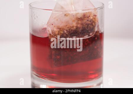 un bel bicchiere di tè con una bustina in Infusione Stockfoto