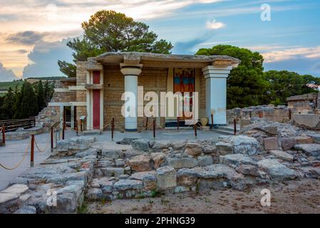 Fresko der Prozession in den Ruinen des Palastes Knossos auf Kreta, Griechenland. Stockfoto