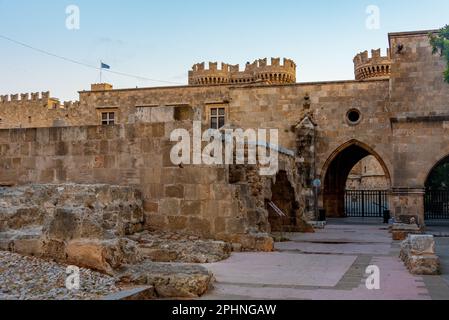 Blick auf den Sonnenaufgang auf den Palast des Großmeisters der Ritter von Rhodos in Griechenland. Stockfoto