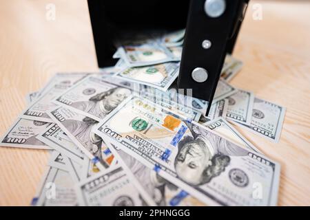 Öffnen Sie eine sichere Tür gegen Dollargeld. Stockfoto