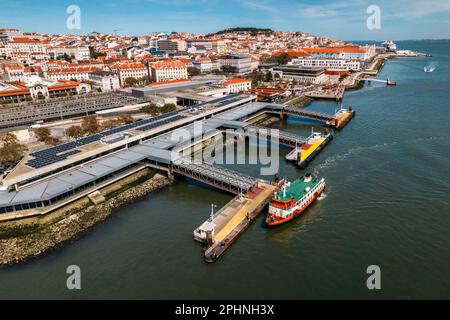 Luftaufnahme des Fährterminals am Cais do Sodre in Lissabon, Portugal Stockfoto