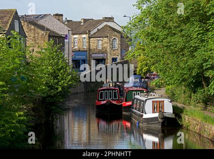 Schmalboote, die auf dem Schlossspur des Leeds & Liverpool Canal, Skipton, North Yorkshire, England, festgemacht sind Stockfoto