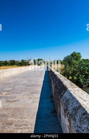 Osmanische Brücke am Meric in der Nähe von Edirne, eine berühmte Touristenattraktion in Edirne, Türkei Stockfoto