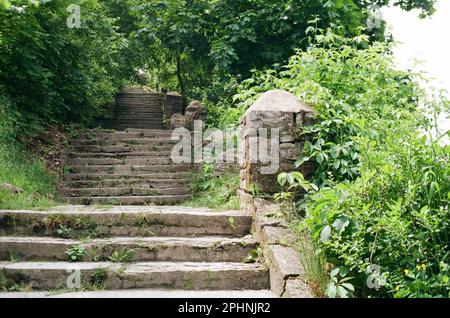 Kamianets-Podilskyi ist eine Stadt, die den Geist des Mittelalters bewahrt hat und gleichzeitig ihr touristisches Potenzial schnell entwickelt hat. Stockfoto