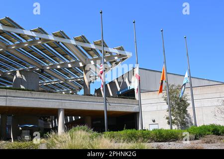 BREA, KALIFORNIEN - 28. MÄRZ 2023: Flaggen im Brea Civic and Cultural Center Stockfoto