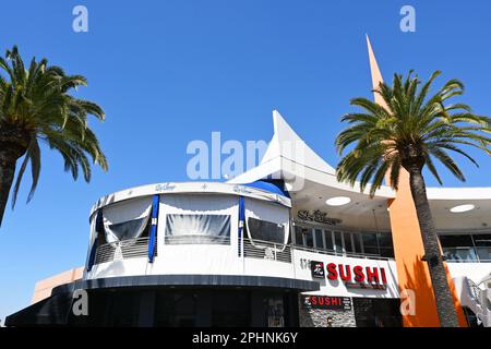 BREA, KALIFORNIEN - 28. MÄRZ 2023: The Sky Lounge, eine exklusive martini-Bar mit modernem Thema aus der Mitte des Jahrhunderts. Stockfoto