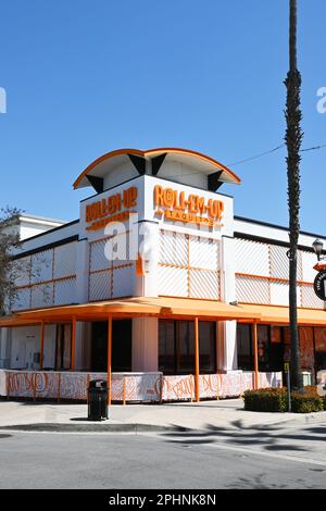 BREA, KALIFORNIEN - 28. MÄRZ 2023: Nahaufnahme des Schilds am Roll-EM-Up Taquitos Restaurant in Downton Brea. Stockfoto