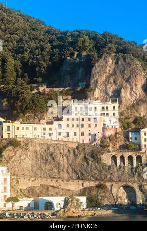 Blick auf amalfi, amalfiküste, kathedrale von amalfi, Meer, Ruhe an der amalfiküste und Symbole der mediterranen Kultur, neapel, salerno, positano. Stockfoto