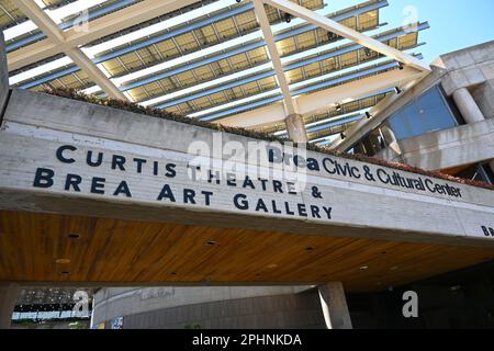 BREA, KALIFORNIEN - 28. MÄRZ 2023: Curtis Theatre und Brea Art Gallery Schild am Brea Civic and Cultural Center. Stockfoto