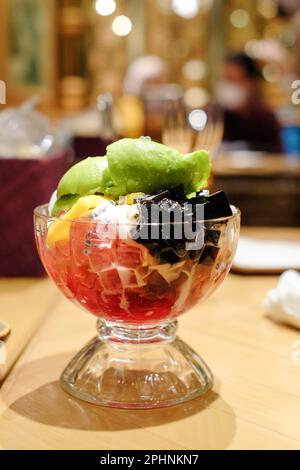 Köstlicher und frischer Fruchtcocktail mit Joghurt. Es Campur oder SOP Buah. Populärer indonesischer takjil als ramadhan. Selektiver Fokus, Kopierbereich. In einem fanc Stockfoto