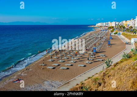 Blick auf den Elli-Strand in Rhodos-Stadt in Griechenland aus der Vogelperspektive. Stockfoto