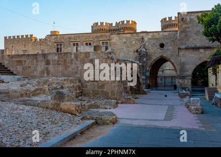 Blick auf den Sonnenaufgang auf den Palast des Großmeisters der Ritter von Rhodos in Griechenland. Stockfoto