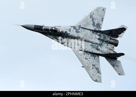 4. September 2010, Sliac, Slowakei: Foto des MiG-29-Kämpfers über Sliac in der Slowakei...Slowakei soll 13 MiG-29-Kampfflugzeuge in die Ukraine schicken. Polen hat bereits angekündigt, vier MiG-29-Kampfflugzeuge in die Ukraine zu transferieren. ..die Mikoyan MiG-29 ist ein Jet-Kampfflugzeug der vierten Generation, das in der Sowjetunion für die Überlegenheit der Luft entwickelt wurde. Es wurde in den 1970er Jahren vom Mikoyan Design Bureau entwickelt, trat 1983 in Dienst bei der sowjetischen Luftwaffe und wird weiterhin von der russischen Luftwaffe sowie in vielen anderen Ländern verwendet. (Kreditbild: © Slavek Ruta/ZUMA Press Wire) EDITORIAL Stockfoto