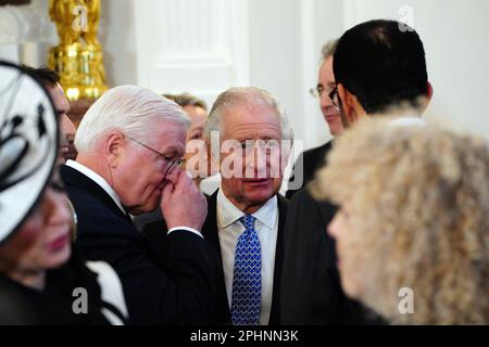 König Karl III. (Mitte) und deutscher Präsident Frank-Walter Steinmeier (links), der während seines Staatsbesuchs in Deutschland an einem Green Energy-Empfang im Schloss Bellevue, Berlin, der offiziellen Residenz des deutschen Präsidenten, teilnahm. Bilddatum: Mittwoch, 29. März 2023. Stockfoto