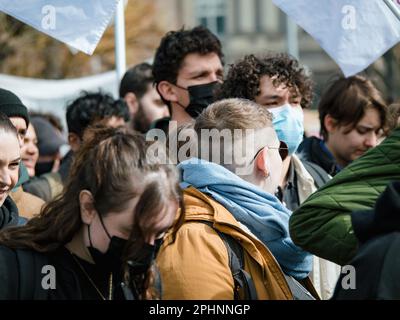 Strasborg, Frankreich - 29. März 2023: Eine vielfältige Gruppe von Erwachsenen, Männer und Frauen, versammelt sich, um gegen die Mensionsreform in Frankreich zu protestieren Stockfoto