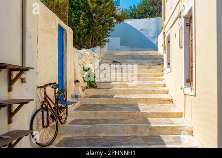 Farbenfrohe Straßen der Stadt Mandraki auf der griechischen Insel Nisyros. Stockfoto