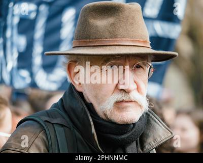 Strasborg, Frankreich - 29. März 2023: Nahaufnahme eines bärtigen Mannes, der einen Hut trägt und selbstbewusst aussieht - Protest in Straßburg, Frankreich gegen die neue Rentenreform Stockfoto