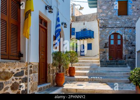 Farbenfrohe Straßen der Stadt Mandraki auf der griechischen Insel Nisyros. Stockfoto