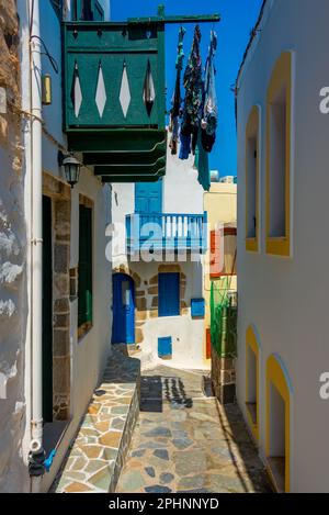 Farbenfrohe Straßen der Stadt Mandraki auf der griechischen Insel Nisyros. Stockfoto