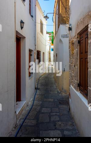 Farbenfrohe Straßen der Stadt Mandraki auf der griechischen Insel Nisyros. Stockfoto