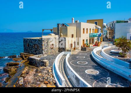 Farbenfrohe Straßen der Stadt Mandraki auf der griechischen Insel Nisyros. Stockfoto