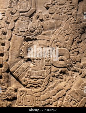 Maya Bas Relief Schnitzerei eines Königs aus der maya-Stadt Tikal in Guatemala, Mexiko-Stadt, Mexiko. Stockfoto