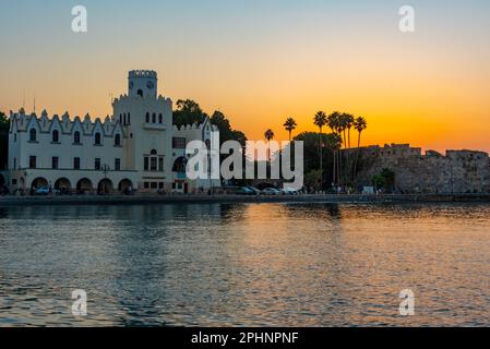 Blick auf den Sonnenuntergang über das Hafengebiet von Kos in Griechenland. Stockfoto