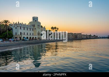 Blick auf den Sonnenuntergang über das Hafengebiet von Kos in Griechenland. Stockfoto