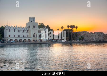 Blick auf den Sonnenuntergang über das Hafengebiet von Kos in Griechenland. Stockfoto