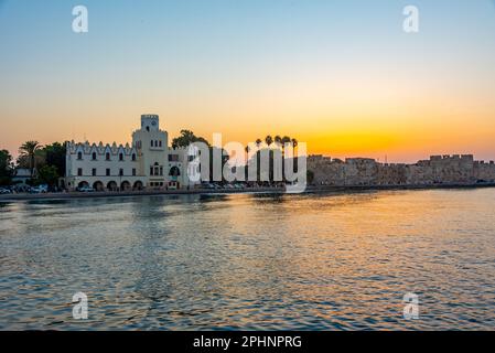 Blick auf den Sonnenuntergang über das Hafengebiet von Kos in Griechenland. Stockfoto