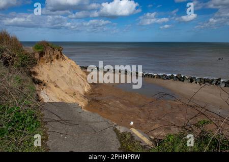 Coastal Erosion Happisburgh Norfolk England March 2023 Happisburgh wurde 2010 zu einer Stätte von nationaler archäologischer Bedeutung, als Flintwerkzeuge über 8 Jahre alt waren Stockfoto