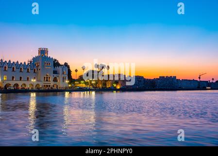 Blick auf den Sonnenuntergang über das Hafengebiet von Kos in Griechenland. Stockfoto