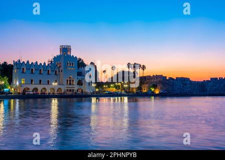 Blick auf den Sonnenuntergang über das Hafengebiet von Kos in Griechenland. Stockfoto