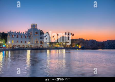 Blick auf den Sonnenuntergang über das Hafengebiet von Kos in Griechenland. Stockfoto