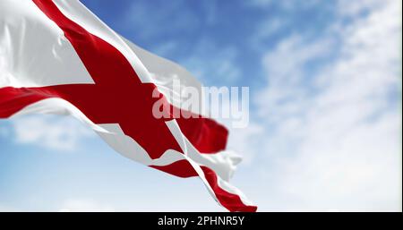 Die Staatsflagge von Alabama winkt im Wind an klaren Tagen. Das Kreuz des Heiligen Andreas auf weißem Hintergrund. Rendern der 3D-Darstellung. Gewellte Textilien Stockfoto