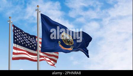 Die Flagge des Bundesstaates Idaho wackelt an klaren Tagen mit der Flagge der Vereinigten Staaten von Amerika. Rendern der 3D-Darstellung. Gewellte Textilien Stockfoto